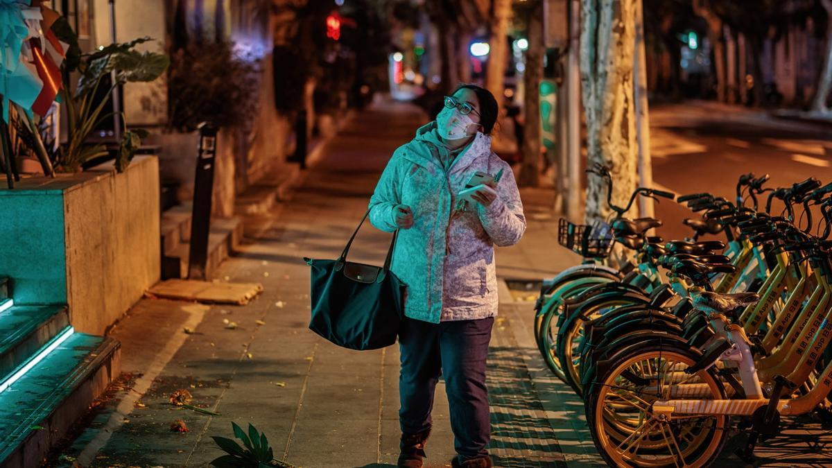 Una mujer camina por una calle desierta de Shanghái, este sábado.