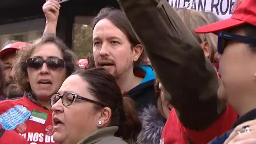 Iglesias acude a la manifestación de los trabajadores de Coca-Cola frente a la sede del PP