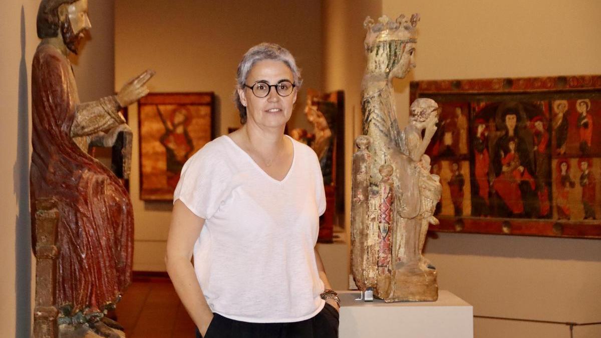 Lídia Fàbregas, en una de les sales d'art medieval del Museu Episcopal de Vic