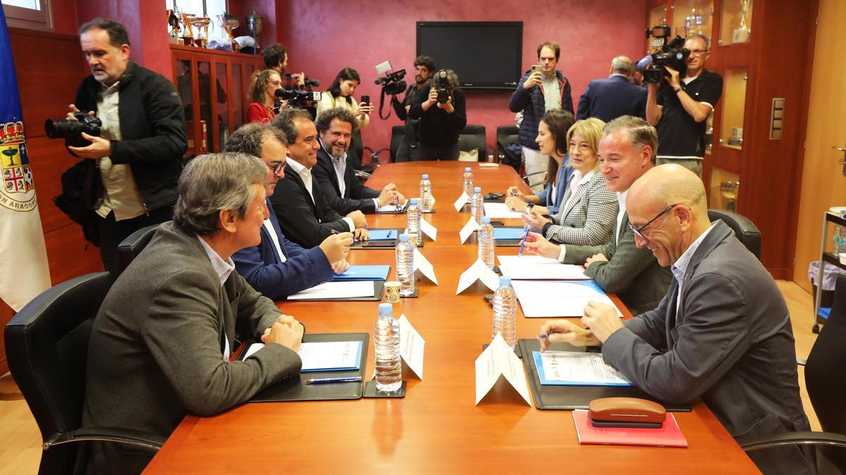 Representantes de la Federación Aragonesa de Fútbol, el Real Zaragoza, el Ayuntamiento de Zaragoza y la DGA, este lunes, en la reunión conjunta que mantuvieron.