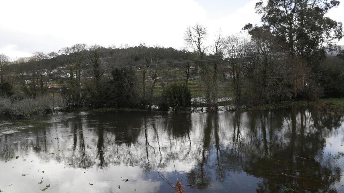 La crecida del río Miñor provoca inundaciones a su paso por Gondomar