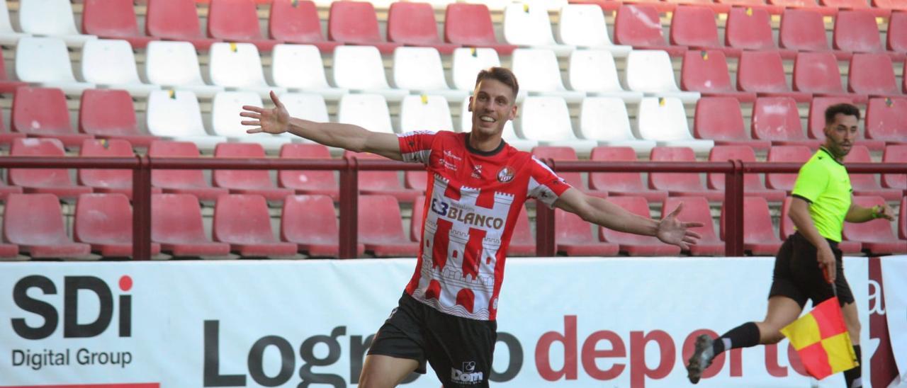 Carlos Calderón celebra un gol con la SD Logroñés