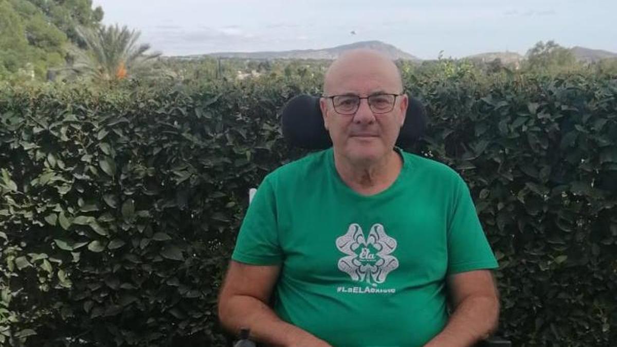 Damián Guerao, paciente murciano de ELA, tras atender ayer a La Opinión.