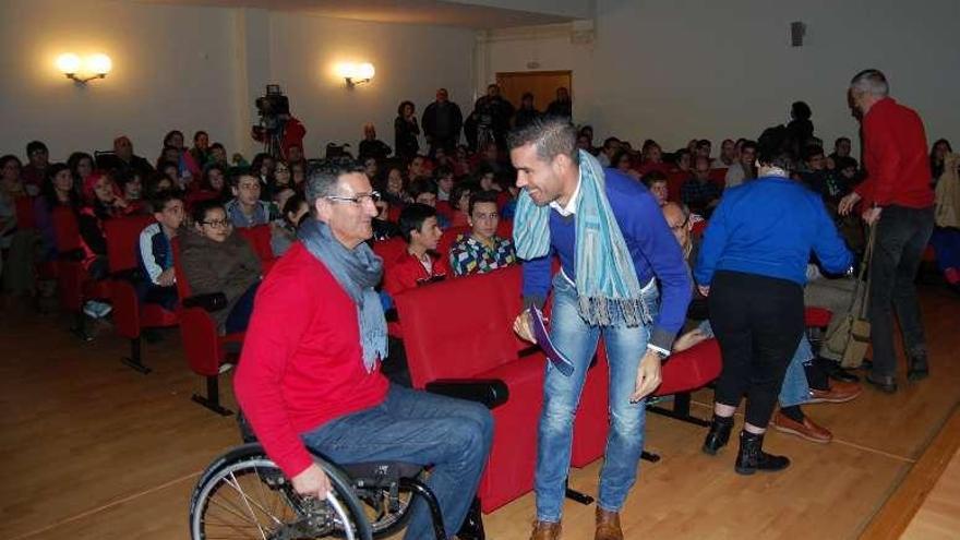 &quot;Chano&quot; Rodríguez y David Gil, ayer, en Pazos de Borbén. // Faro