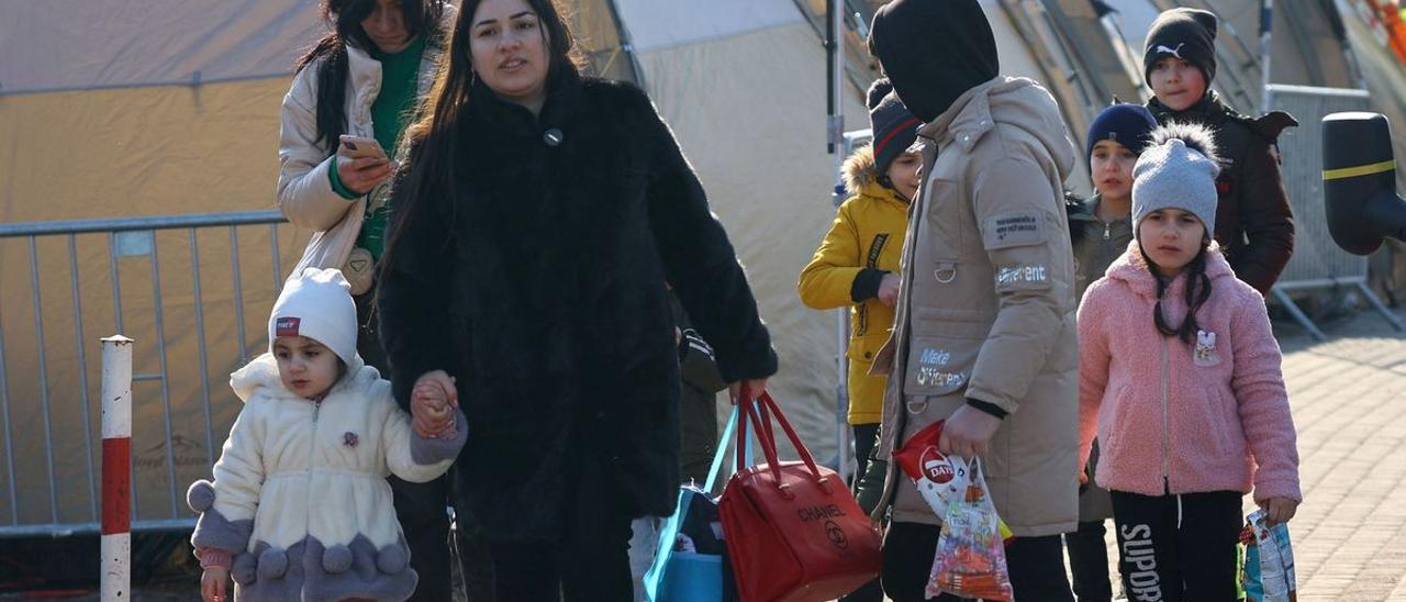 Refugiados ucranianos en Medyka (Polonia) cruzando la frontera.