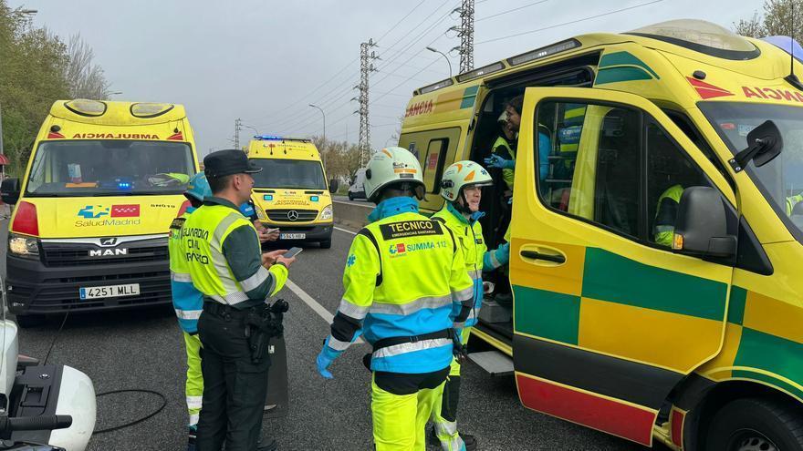 Servicios de emergencias atienden a los implicados en el accidente.