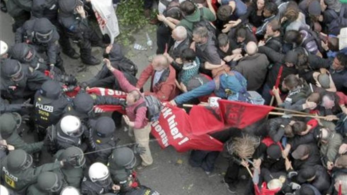 Duros enfrentamientos entre manifestantes y policías, este sábado, en Fráncfort.