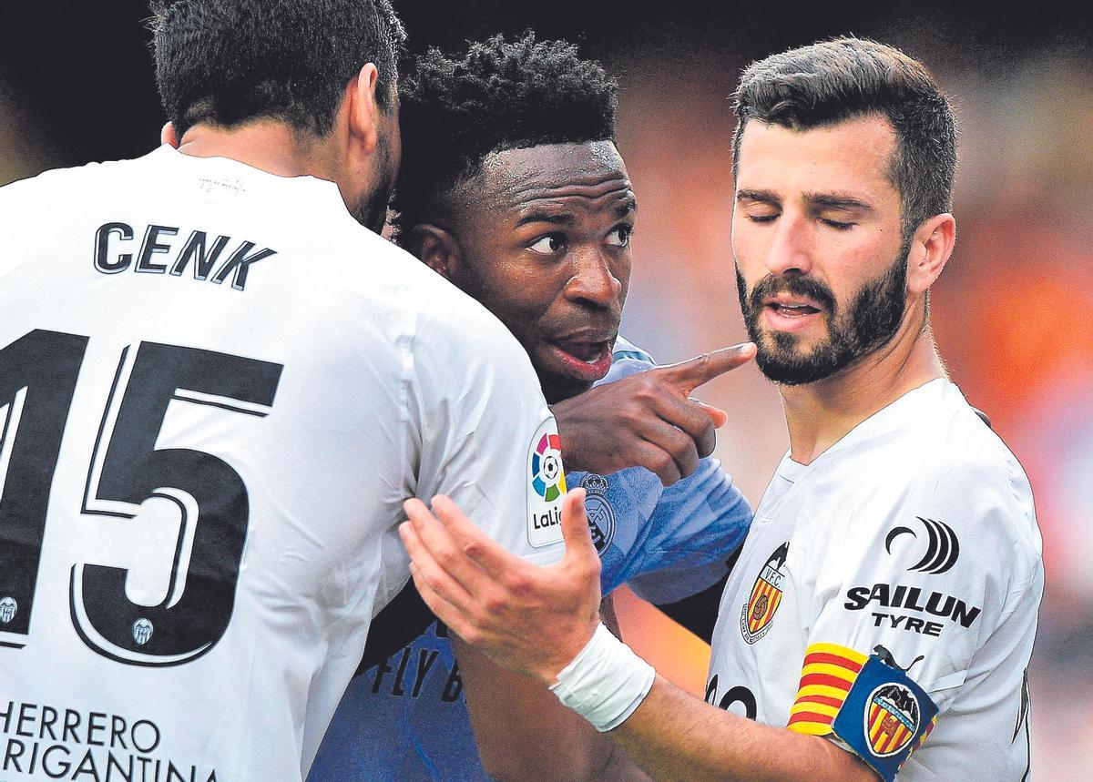Vinicius Junior señala a los aficionados que le insultaron en Mestalla.