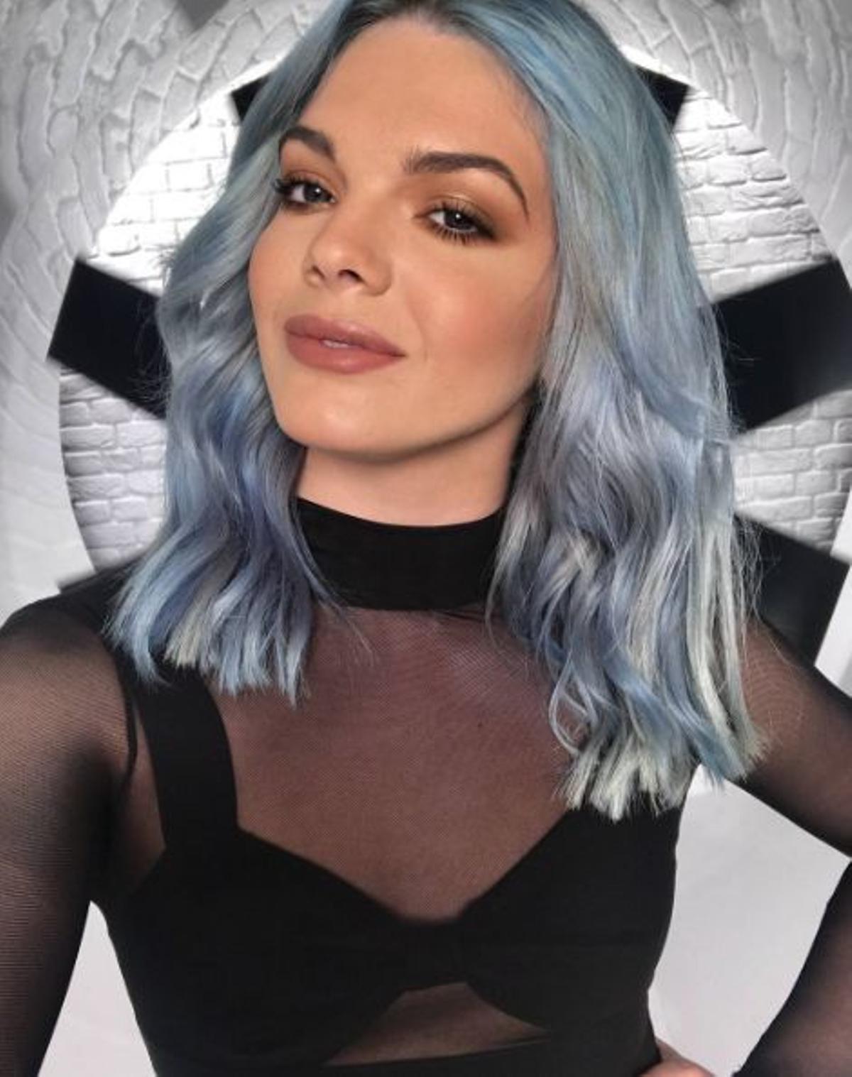 El pelo de color de Louisa Johnson