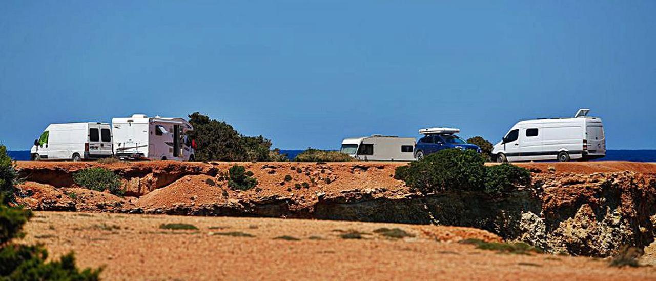 Santa Eulària «desconocía» el aumento de caravanas acampadas en Pou des Lleó | TONI ESCOBAR