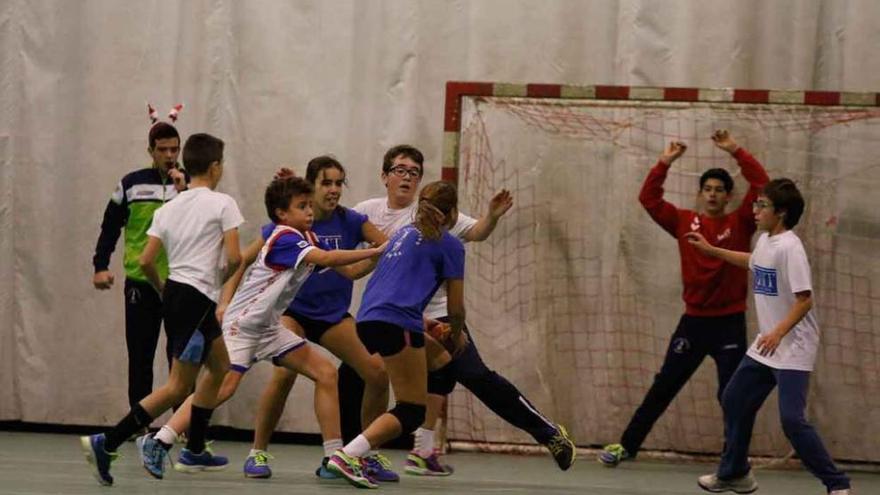 Un lance de uno de los partidos disputados ayer en la Ciudad Deportiva.