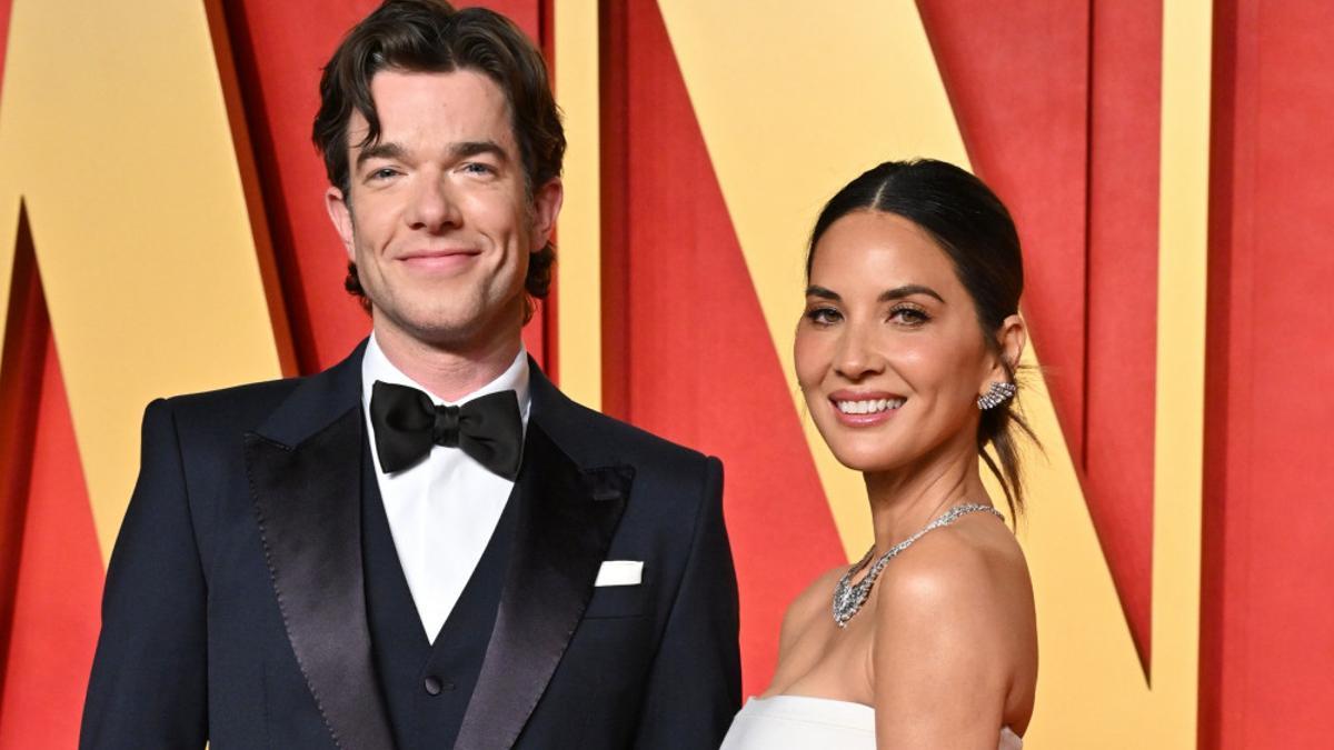 A Olivia Munn y John Mulaney, un matrimonio que no pasa tiempo junto