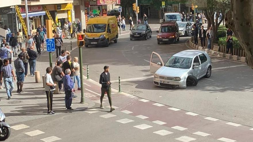 Das Auto blieb nach dem Unfall auf der Fahrbahn zurück.