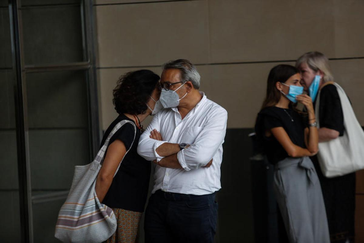 Compañeros y amigos de Ramón Vilar le despiden en el tanatorio de València Compañeros y amigos de Ramón Vilar le despiden en el tanatorio de València