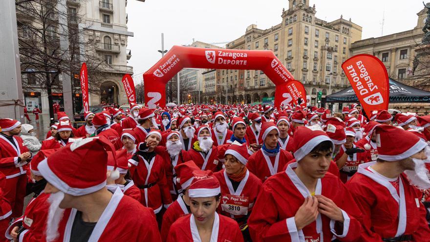Vuelve la carrera más navideña: 4.000 Papá Noeles y elfos corren en Zaragoza
