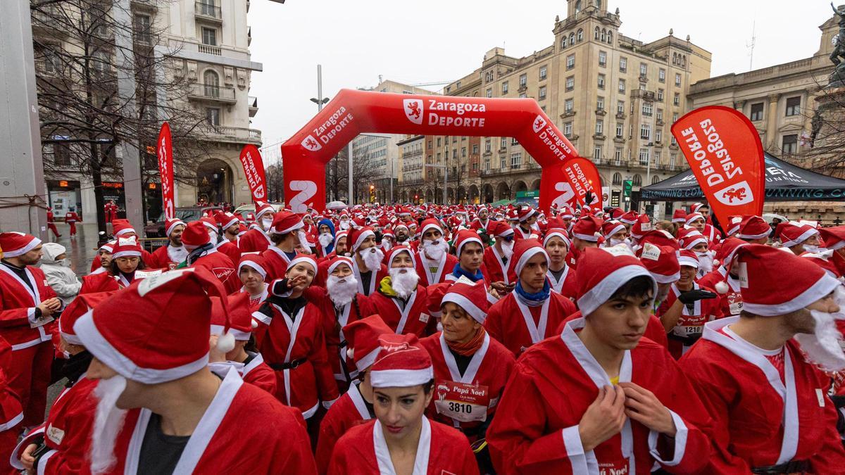 En imágenes | Cientos de Papá Noeles toman las calles del centro de Zaragoza