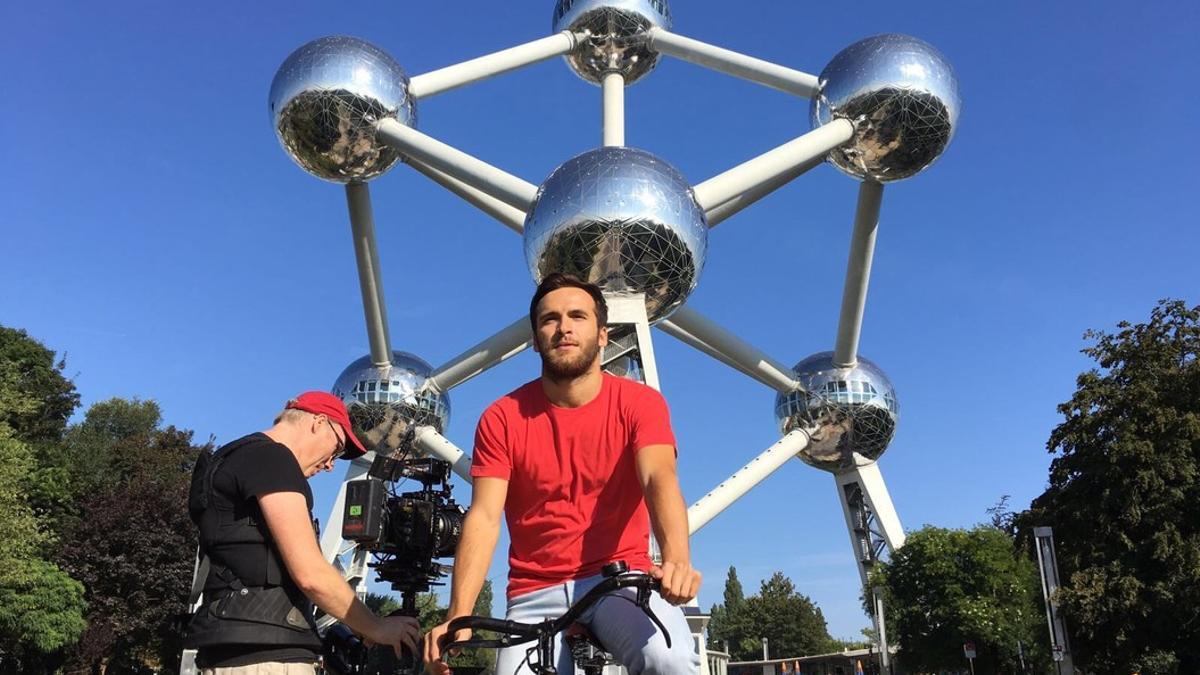 Ricardo Gómez (Carlos Alcántara), en el rodaje en Bruselas de la 18ª temporada de 'Cuéntame'