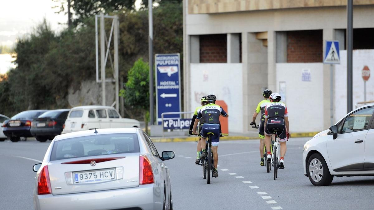 Un grupo de ciclistas circulan por la carretera.