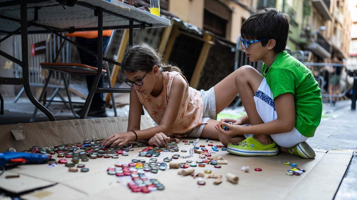 Vecinos del barrio de Gràcia, decoran las calles para sus fiestas