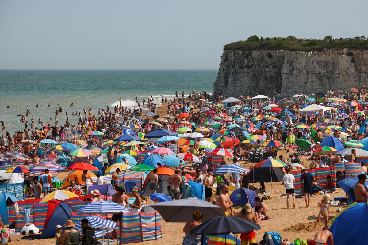 Bañistas en un día caluroso en Joss Bay, en la ciudad inglesa de Broadstairs.