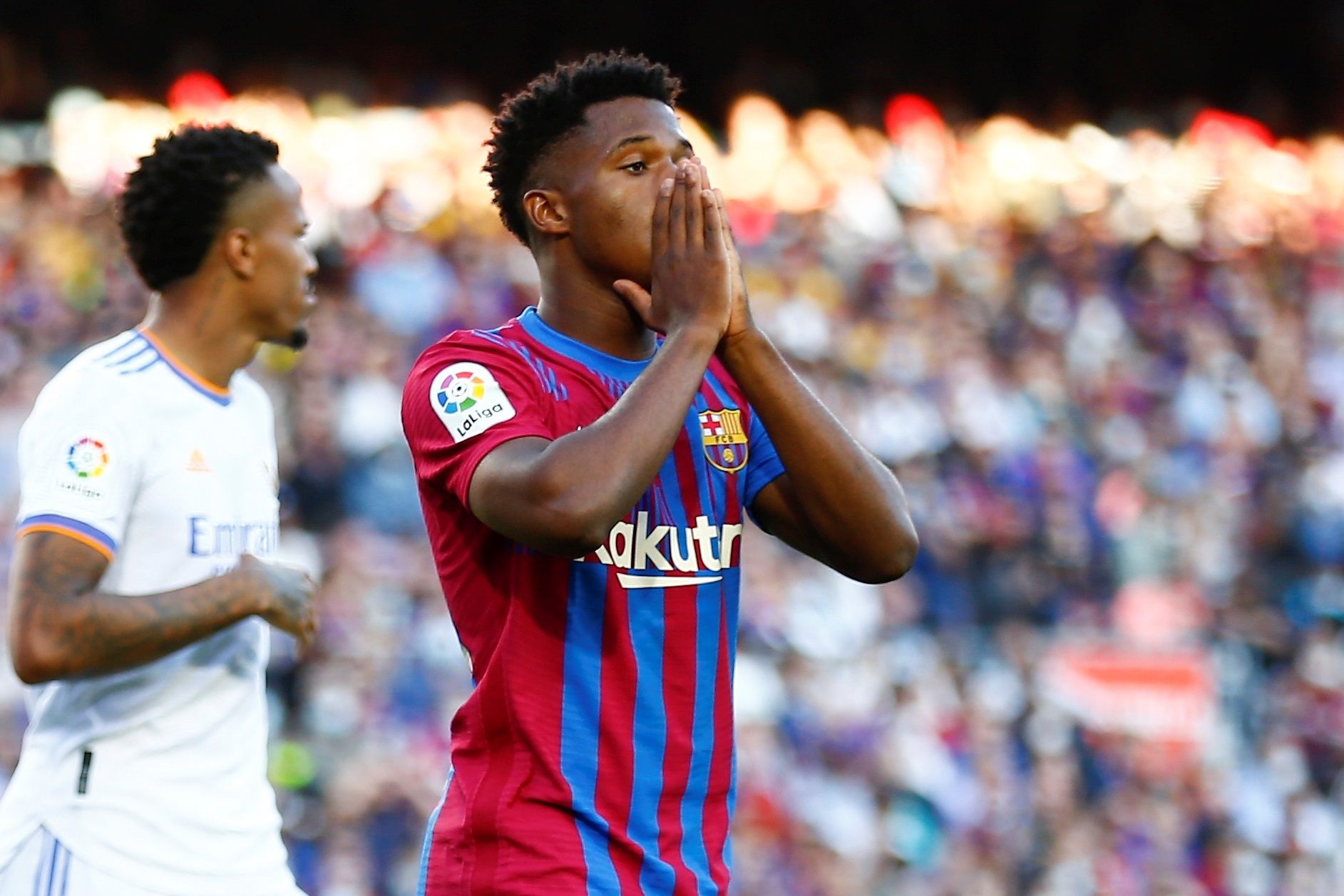 El delantero del FC Barcelona Ansu Fati durante un partido liguero contra el Real Madrid en el Camp Nou