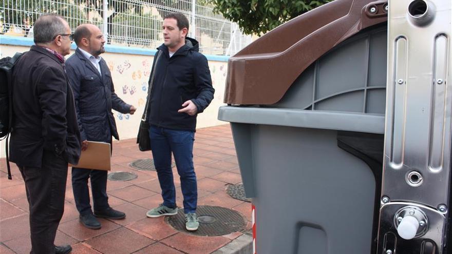 Los primeros contenedores marrones para residuos orgánicos ya están en las calles de Castelló