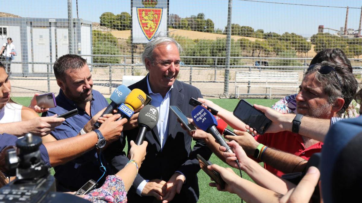 El alcalde de Zaragoza, Jorge Azcón, atiene a los medios de comunicación en la Ciudad Deportiva.  | ÁNGEL DE CASTRO