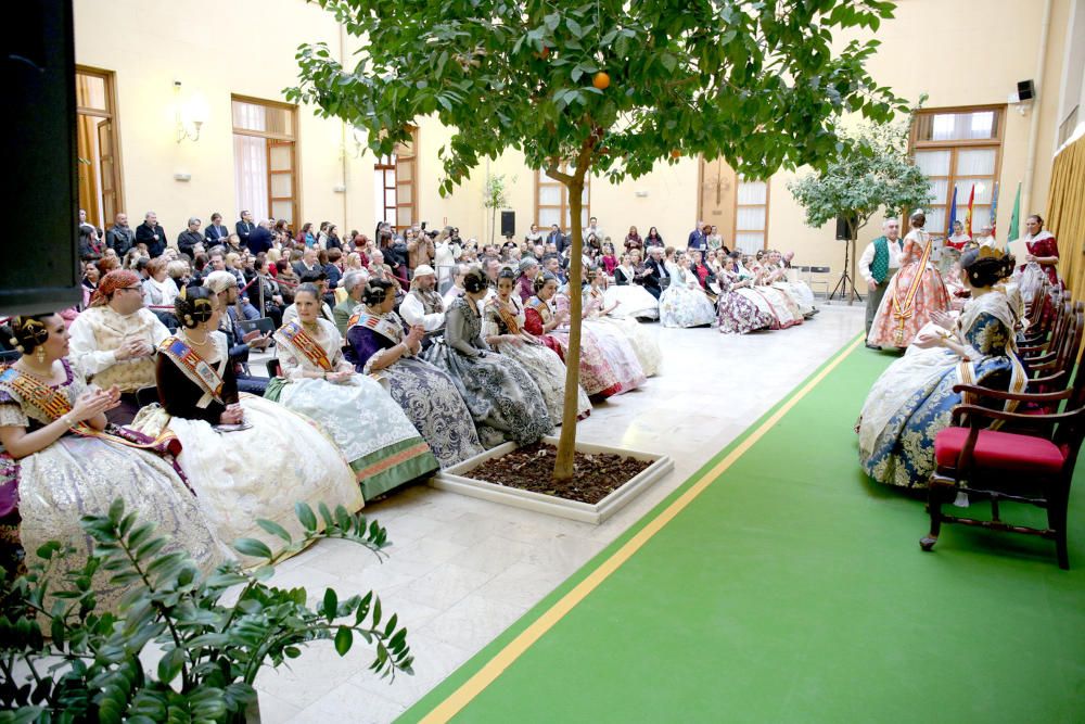 Intercambio de fotos e imposición de "bunyols" de la fallera mayor de València