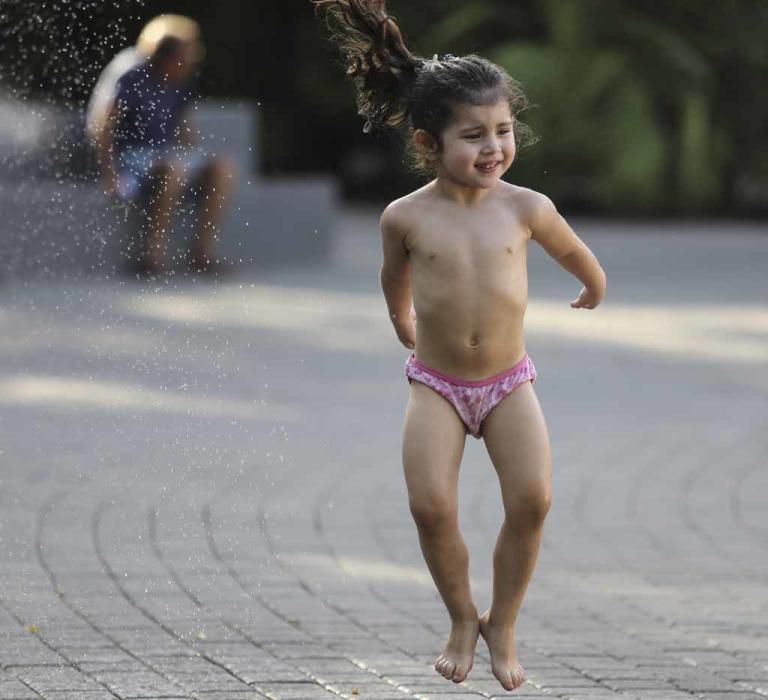 El cuarto día de las fiestas del barrio tuvo el agua como protagonista