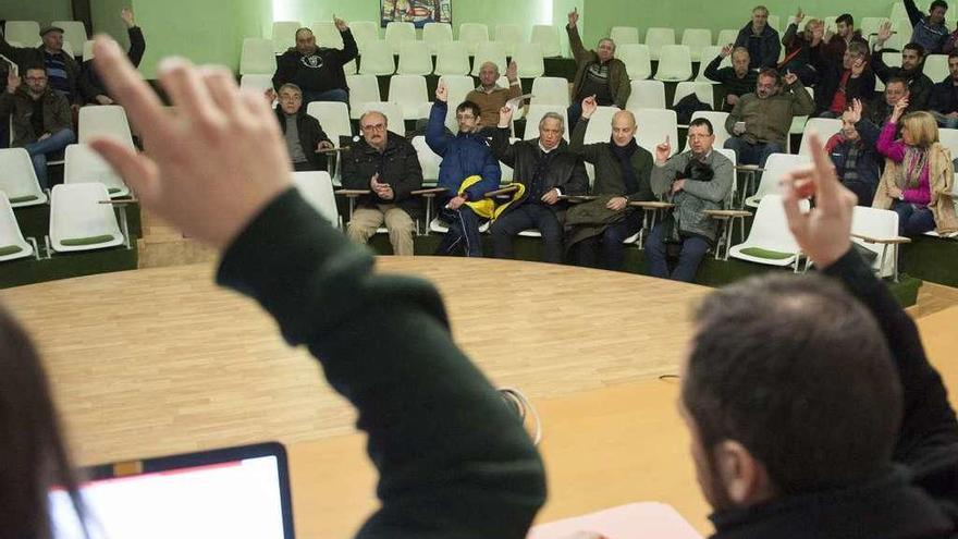 Los socios de la UD Ourense votan uno de los puntos del día, en la asamblea de ayer. // Brais Lorenzo