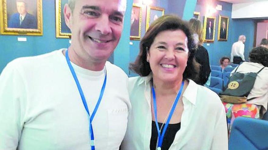 Oriol Lafau y la doctora Caterina Vicens, tras la conferencia  | DM