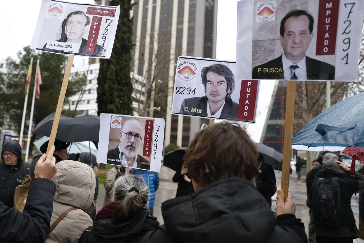 Concentración convocada por la Asociación 7.291 Verdad y Justicia frente a los juzgados de Plaza de Castilla.