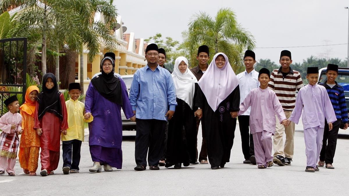 El polígamo Mohamed Ikramullah Ashaari, con tres de sus cuatro esposas y varios de sus hijos en Kuala Lumpur, el 2 de septiembre del 2009