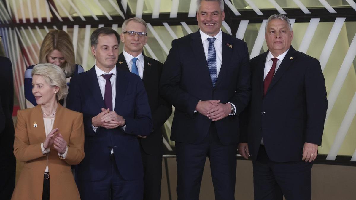 La presidenta de la Comisión Europea, Ursula von der Leyen; el primer ministro belga, Alexander de Croo; el primer ministro búlgaro, Nikolai Denkov; el canciller austríaco, Karl Nehammer, y el primer minstro húngaro, Viktor Orbán, este miércoles en Bruselas.