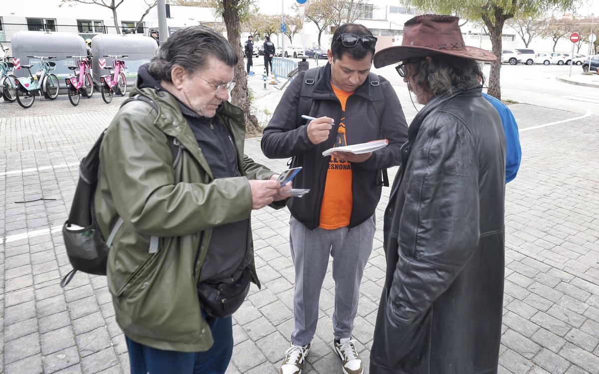 Miembros de la PAH y abogados asesoran a los afectados por el desalojo de la antigua prisión de Palma Miembros de la PAH y abogados asesoran a los afectados por el desalojo de la antigua prisión de Palma