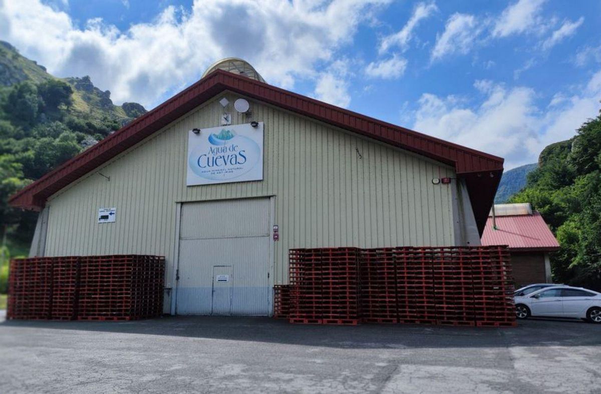 Agua de Cuevas, la empresa que brotó del manantial allerano