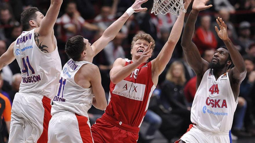 Kuzminskas, en plena lucha en el encuentro que su Olimpia Milan jugó contra el CSKA Moscú.