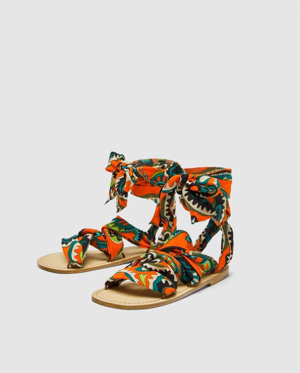 Sandalias planas de pañuelo de Zara. (Precio: 49, 95 euros)