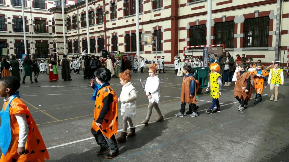 Los alumnos del colegio Liceo mierense celebran el Carnaval.