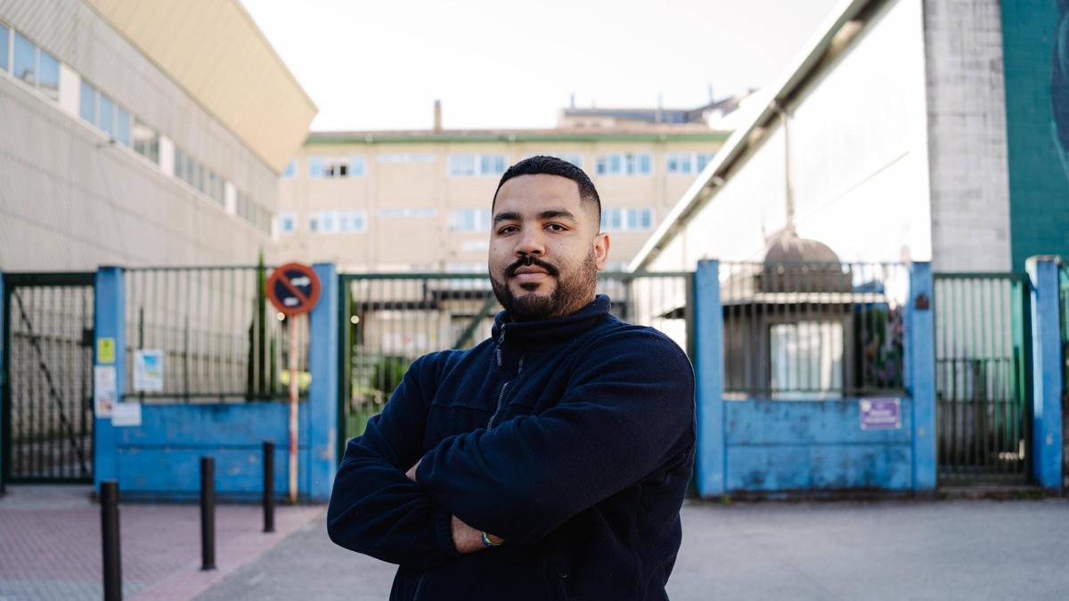 Wilmer, en la puerta de Mestre Vide, uno de los centros en los que ahora trabaja
