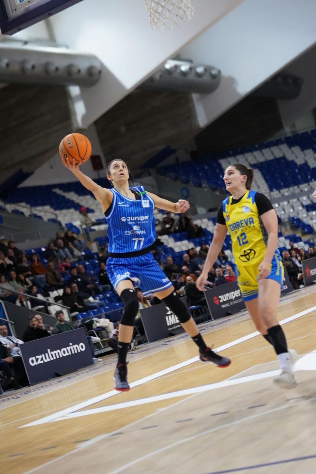 Alba Torrens penetra a canasta.