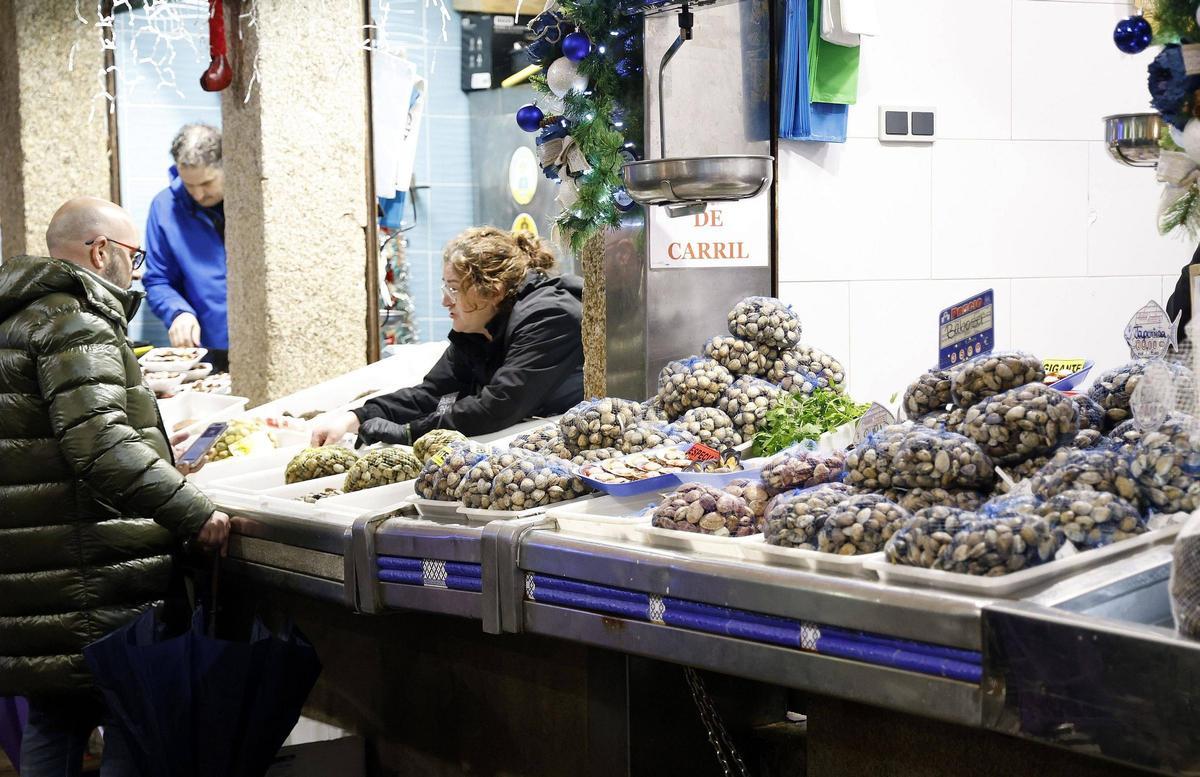 De Santiago a las mesas de Navidad de media España: se disparan los envíos en la Praza de Abastos