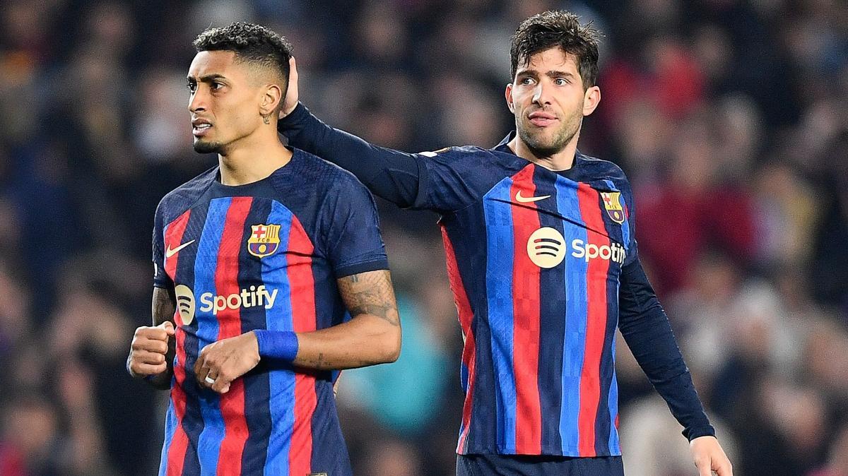 Sergi Roberto junto a Raphinha durante el Barça-United del Camp Nou.