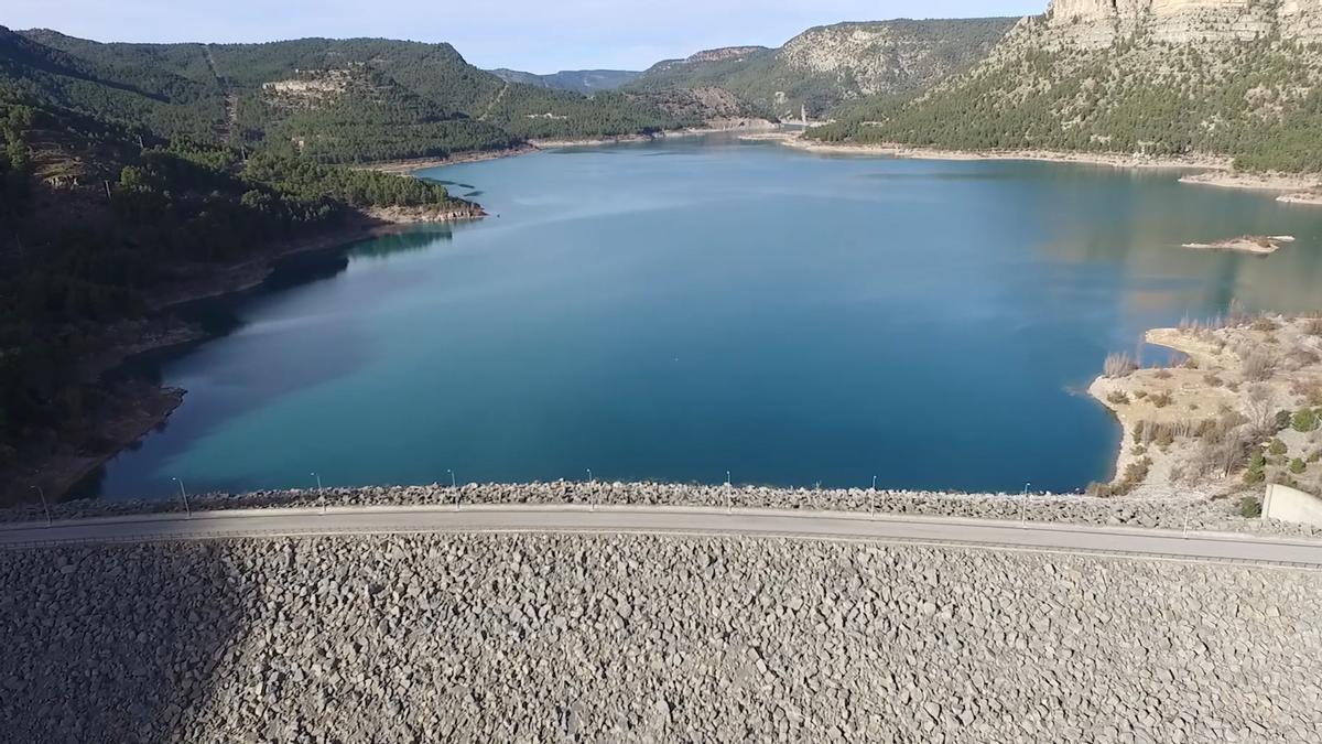 El embalse de Arenoso se encuentra en los términos municipales de Montanejos y Puebla de Arenoso.