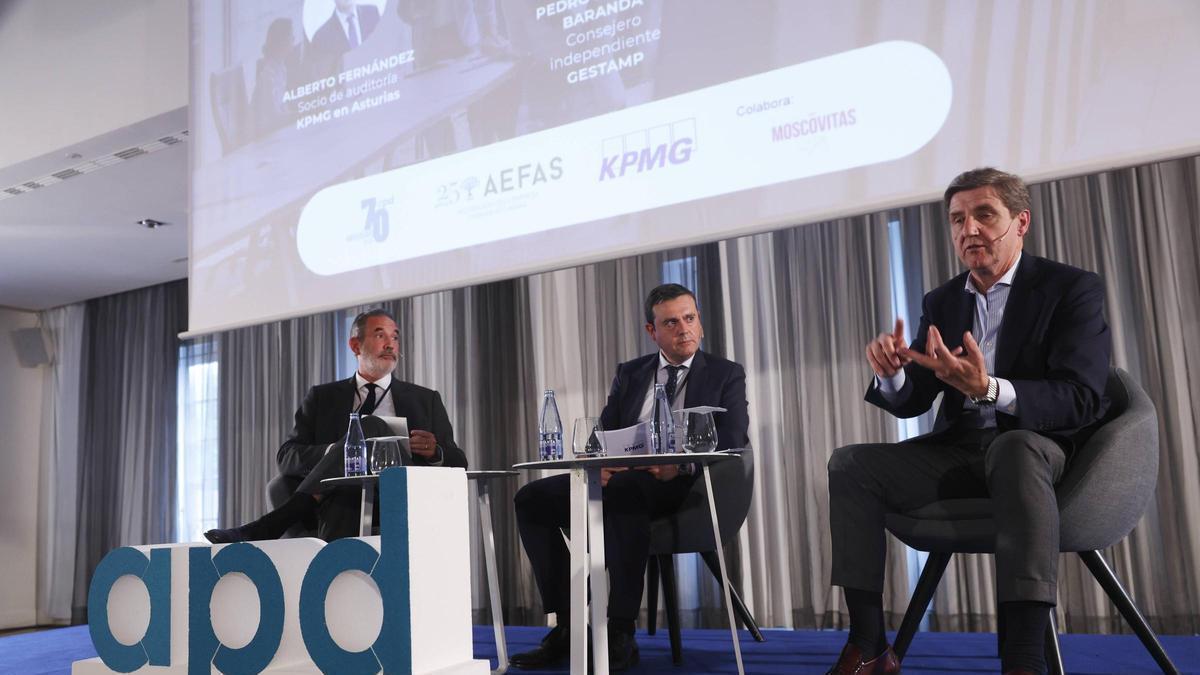 Por la izquierda, Diego García, director general de GAM; Alberto Fernández, socio de auditoría de KPMG en Asturias; y Pedro Sáinz de Baranda, consejero de Gestamp.