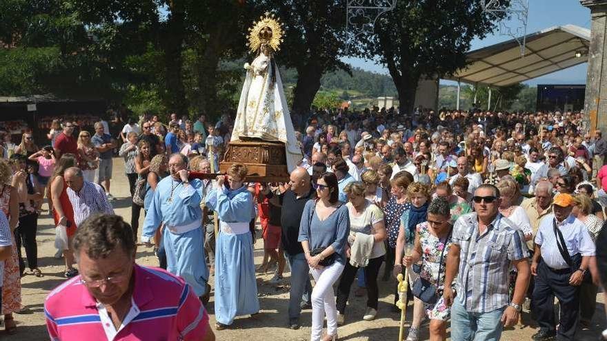 Arriba, la procesión multitudinaria. Al lado, el manto de billetes que cubre a la imagen. // Gustavo Santos