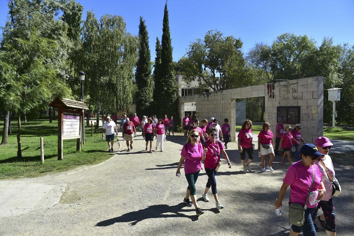 Imágenes de la marcha rosa contra el cáncer de mama en Plasencia