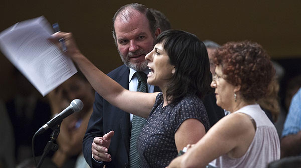 Accionistes minoritaris de Bankia mostren la seva indignació a la junta general.