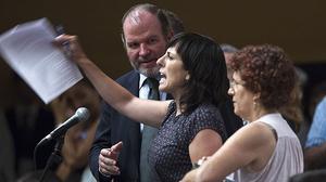 Accionistes minoritaris de Bankia mostren la seva indignació a la junta general.