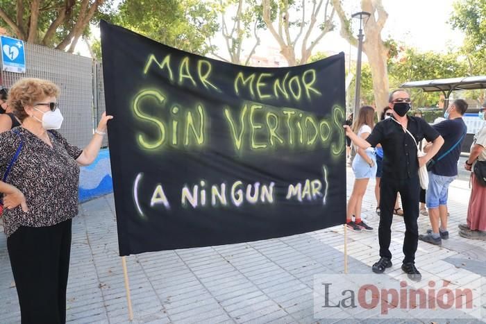 Protesta contra el estado del Mar Menor en la puerta de la Asamblea